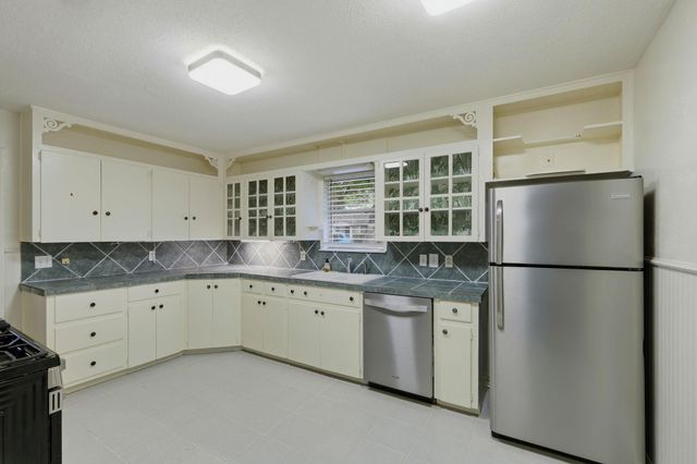 208 N Cedar ST, Buda, TX 78610
