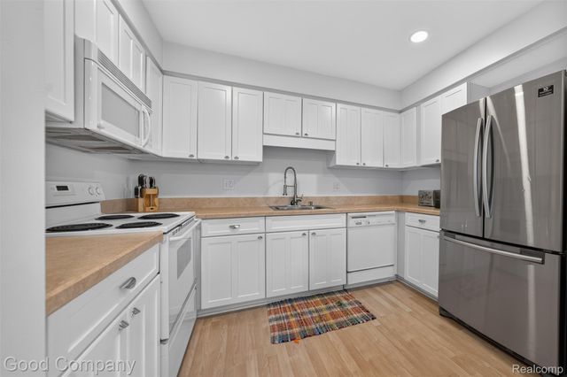 3865 Old Creek Road, Troy, MI 48084
