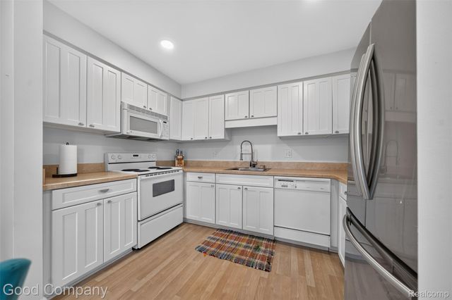 3865 Old Creek Road, Troy, MI 48084