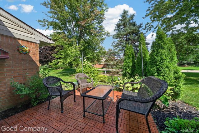 3865 Old Creek Road, Troy, MI 48084