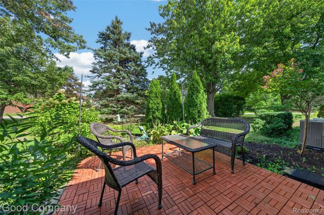 3865 Old Creek Road, Troy, MI 48084