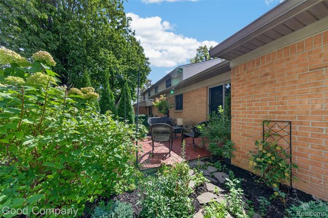 3865 Old Creek Road, Troy, MI 48084