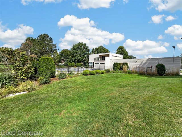 3865 Old Creek Road, Troy, MI 48084