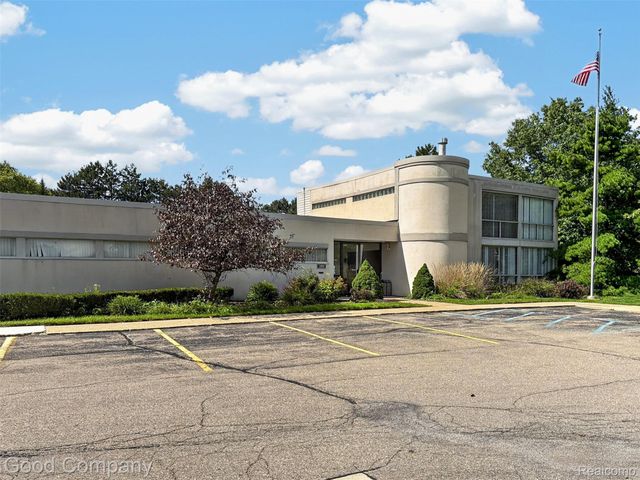 3865 Old Creek Road, Troy, MI 48084
