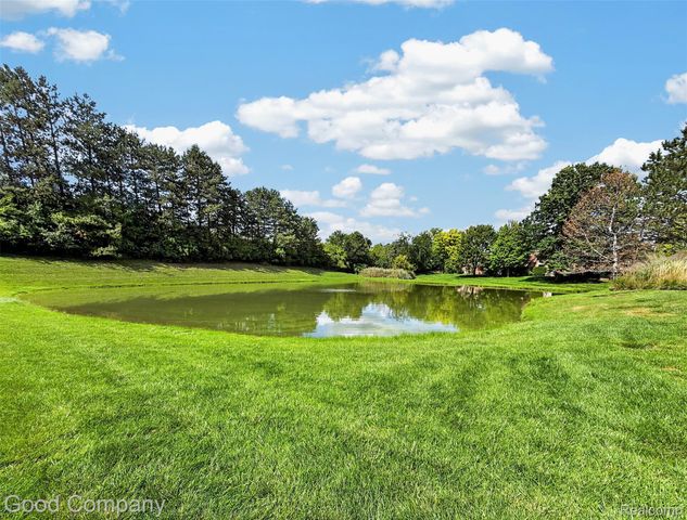 3865 Old Creek Road, Troy, MI 48084