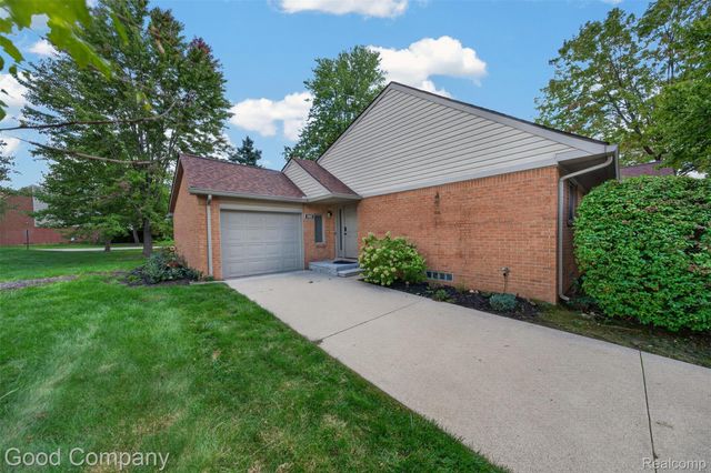 3865 Old Creek Road, Troy, MI 48084