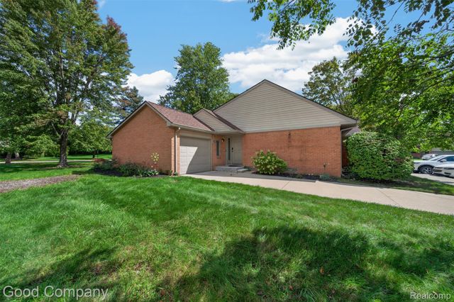 3865 Old Creek Road, Troy, MI 48084