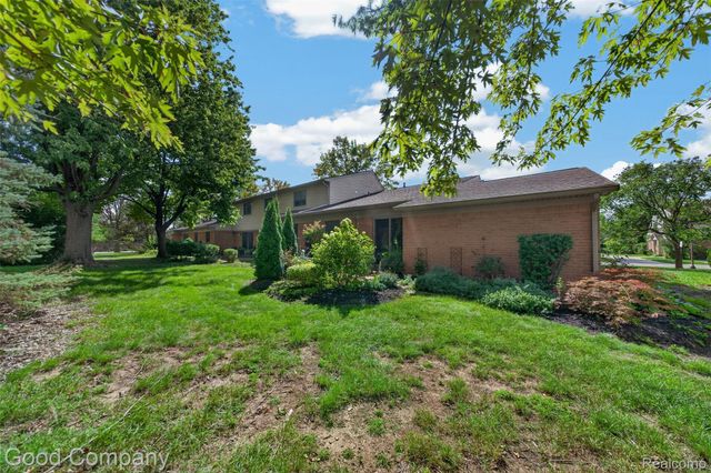 3865 Old Creek Road, Troy, MI 48084