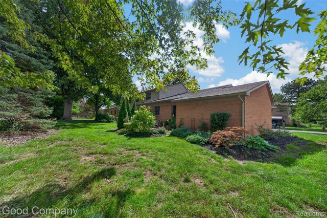 3865 Old Creek Road, Troy, MI 48084