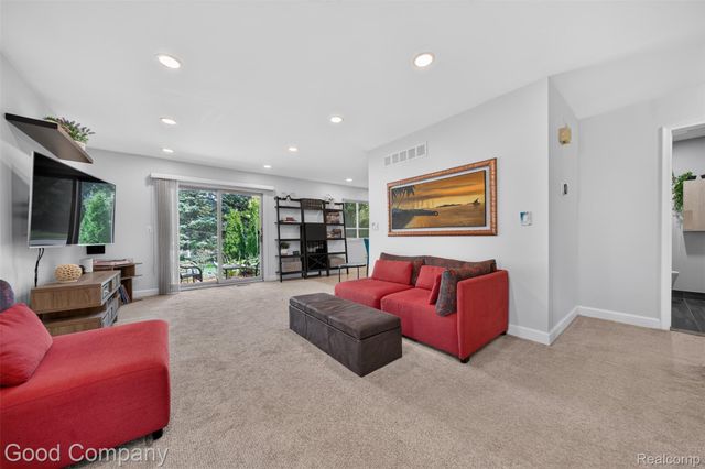 3865 Old Creek Road, Troy, MI 48084