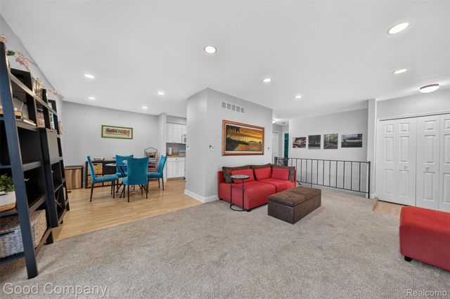 3865 Old Creek Road, Troy, MI 48084
