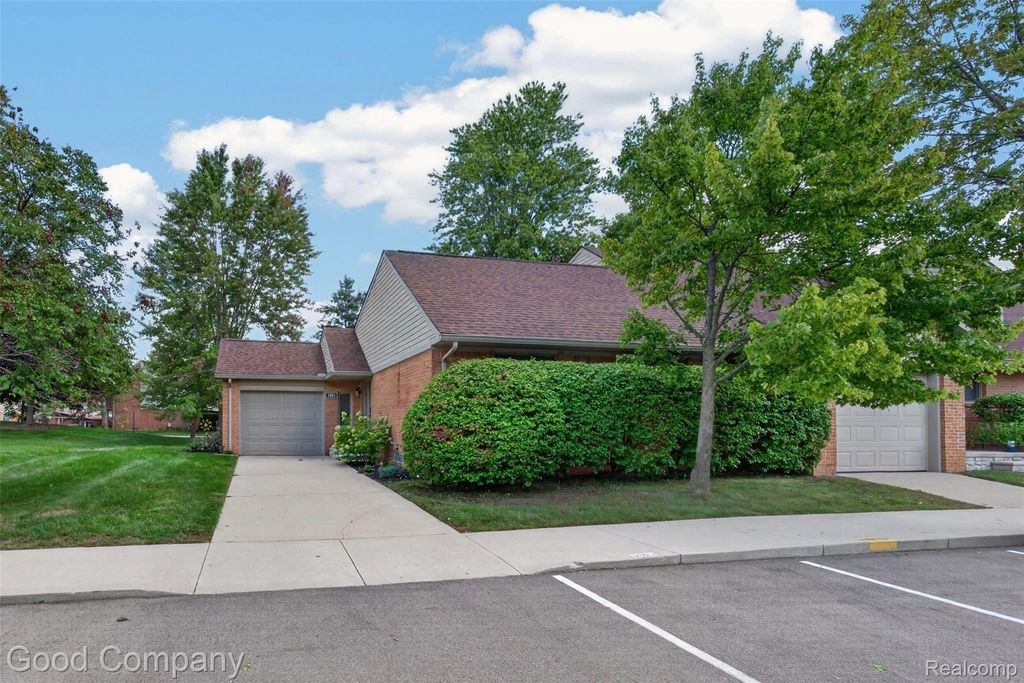 3865 Old Creek Road, Troy, MI 48084