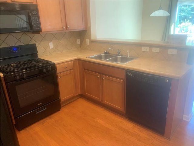 121 Creekwood Trail, Acworth, GA 30102