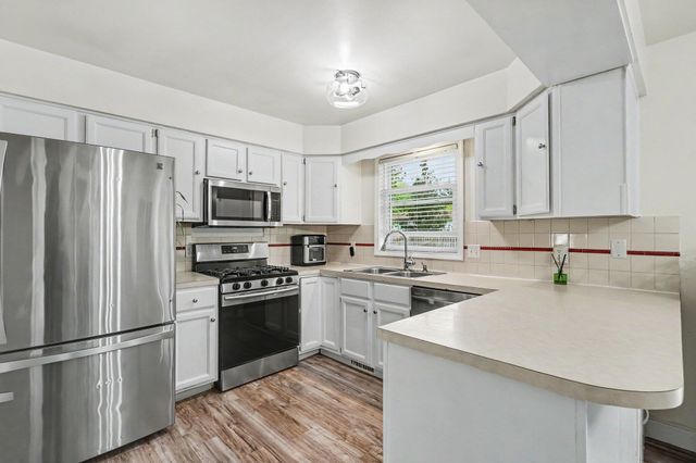 1717 Edgewood Avenue SE, Grand Rapids, MI 49506