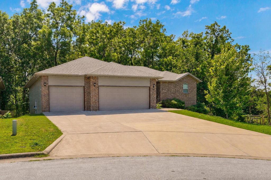 3031 N Albertha Avenue, Springfield, MO 65803