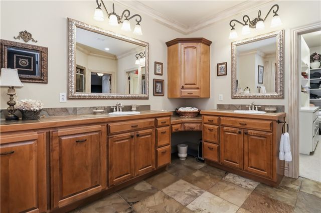 2468 N Covington Park Boulevard, Fayetteville, AR 72703