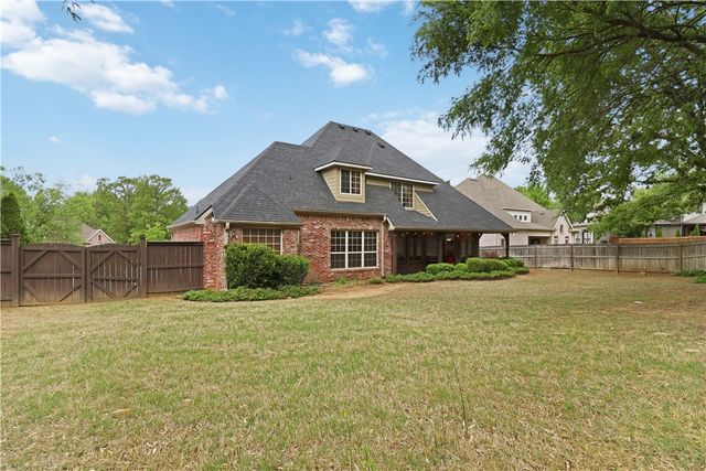 2468 N Covington Park Boulevard, Fayetteville, AR 72703