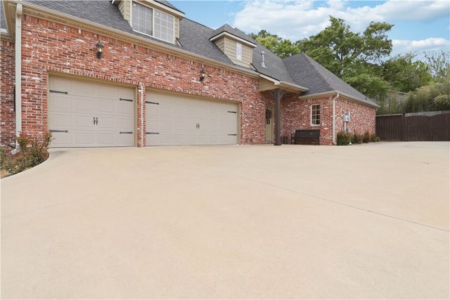 2468 N Covington Park Boulevard, Fayetteville, AR 72703