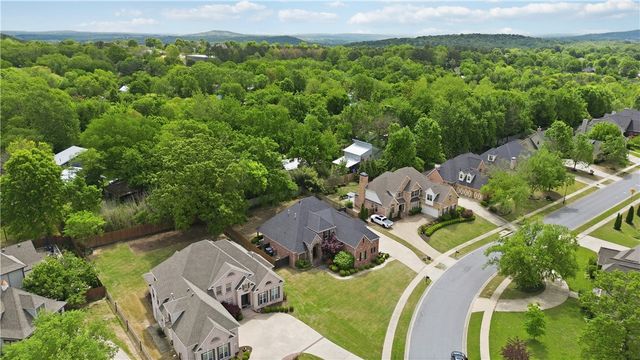 2468 N Covington Park Boulevard, Fayetteville, AR 72703
