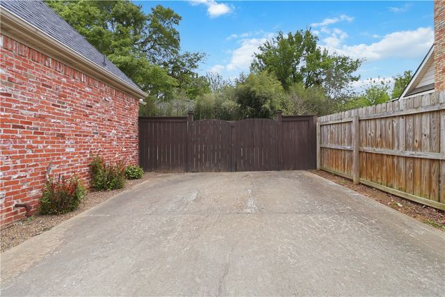 2468 N Covington Park Boulevard, Fayetteville, AR 72703