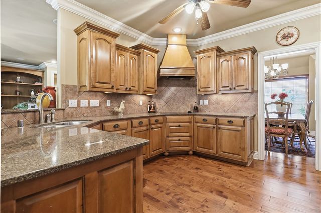 2468 N Covington Park Boulevard, Fayetteville, AR 72703