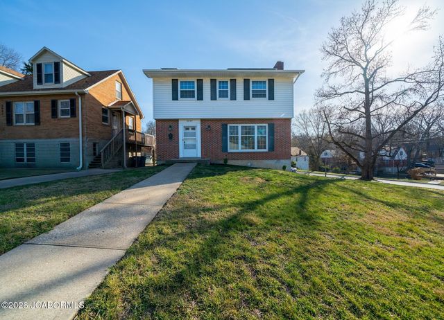 2009 WAYNE AVENUE, Jefferson City, MO 65109