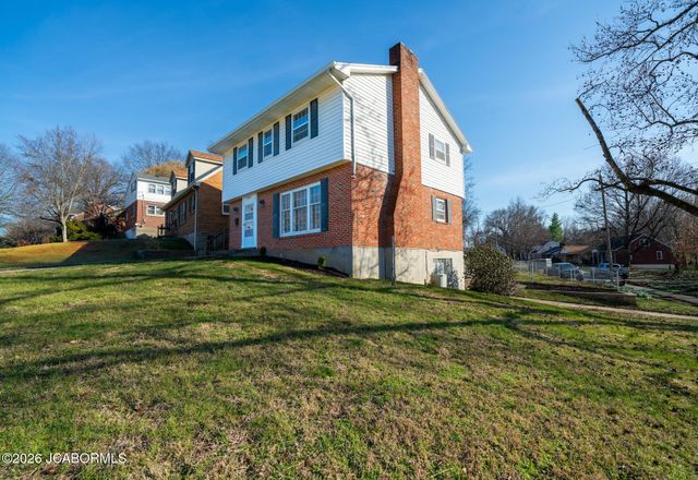 2009 WAYNE AVENUE, Jefferson City, MO 65109