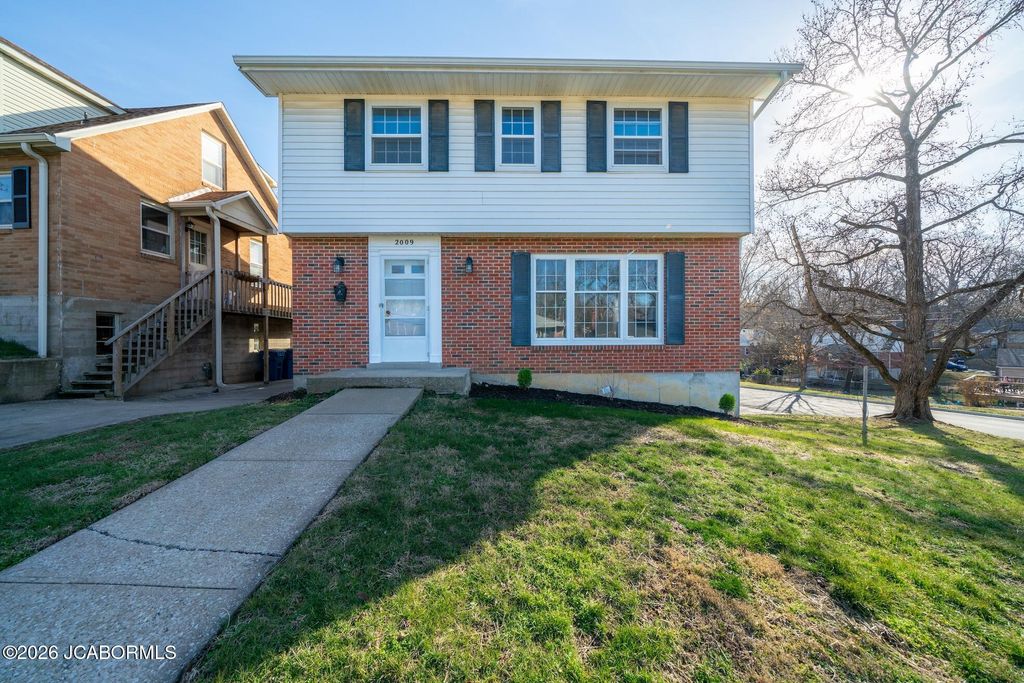 2009 WAYNE AVENUE, Jefferson City, MO 65109