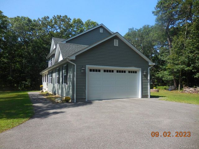 230 Expressway Drive N, Medford, NY 11763