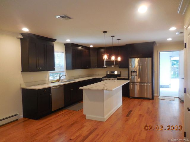 230 Expressway Drive N, Medford, NY 11763