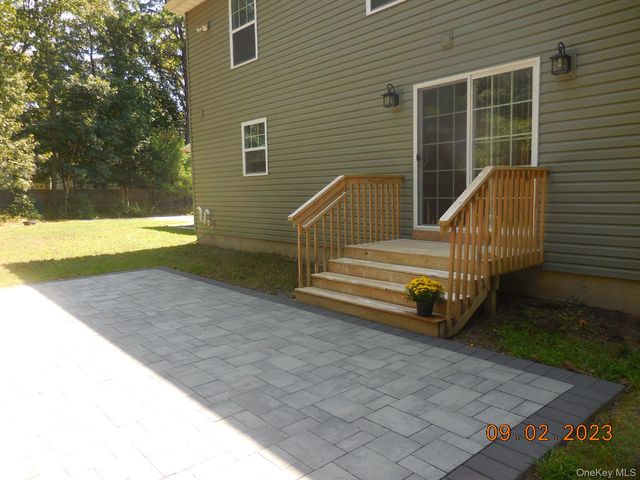 230 Expressway Drive N, Medford, NY 11763