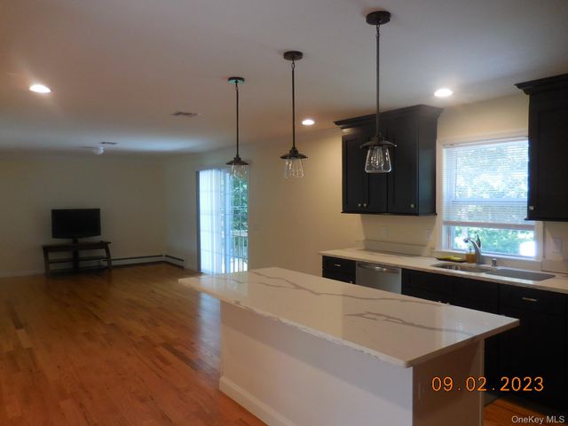 230 Expressway Drive N, Medford, NY 11763