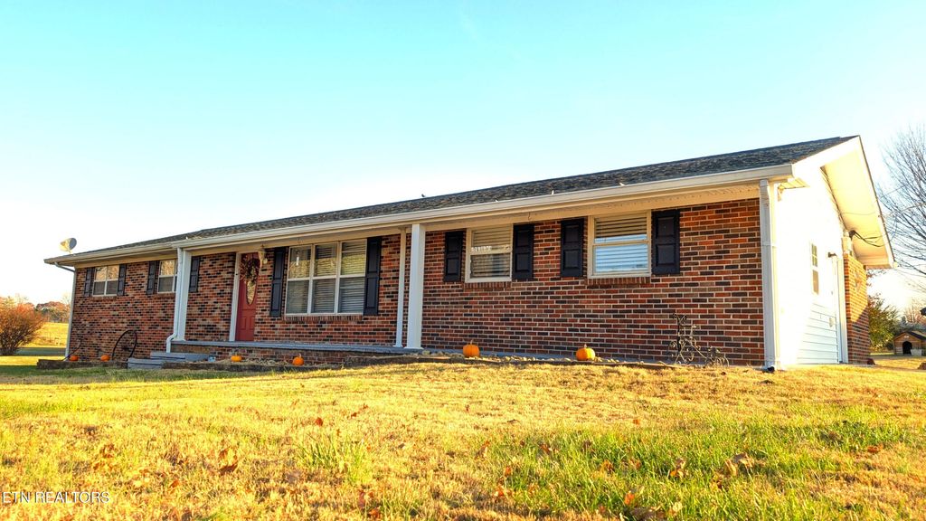 858 Seed Tick Rd, Philadelphia, TN 37846