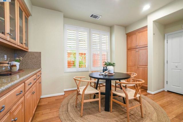 250 Jack London Ave, Alameda, CA 94501