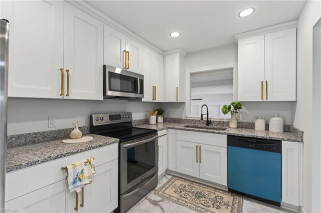404 Eisenhower CIR, Portsmouth, VA 23701