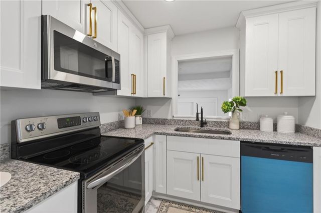 404 Eisenhower CIR, Portsmouth, VA 23701