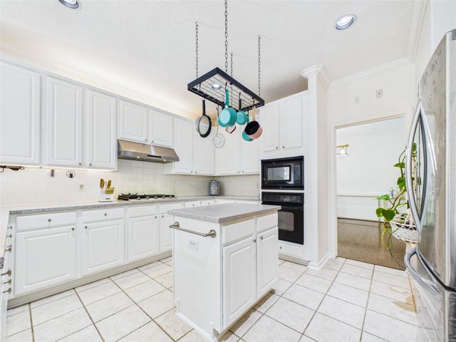 2876 Love Lane, Friendswood, TX 77546