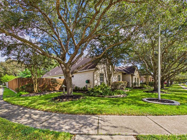 2876 Love Lane, Friendswood, TX 77546
