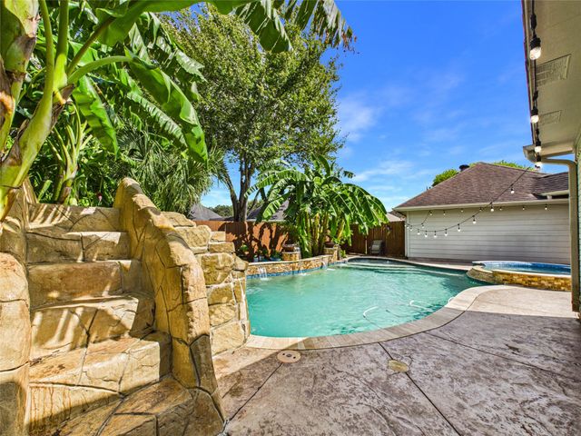 2876 Love Lane, Friendswood, TX 77546