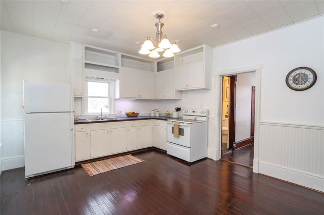 224 W Main Street, Oxford, IA 52322