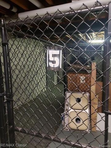 1840 Axtell Drive 5, Troy, MI 48084