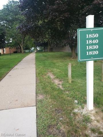 1840 Axtell Drive 5, Troy, MI 48084