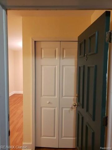 1840 Axtell Drive 5, Troy, MI 48084