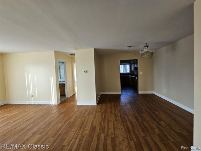 1840 Axtell Drive 5, Troy, MI 48084