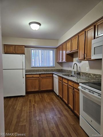 1840 Axtell Drive 5, Troy, MI 48084