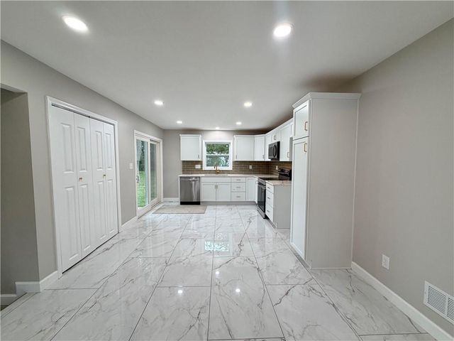605 NE Douglas Street, Lee's Summit, MO 64063