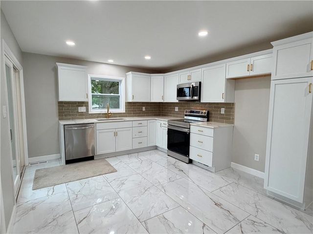 605 NE Douglas Street, Lee's Summit, MO 64063