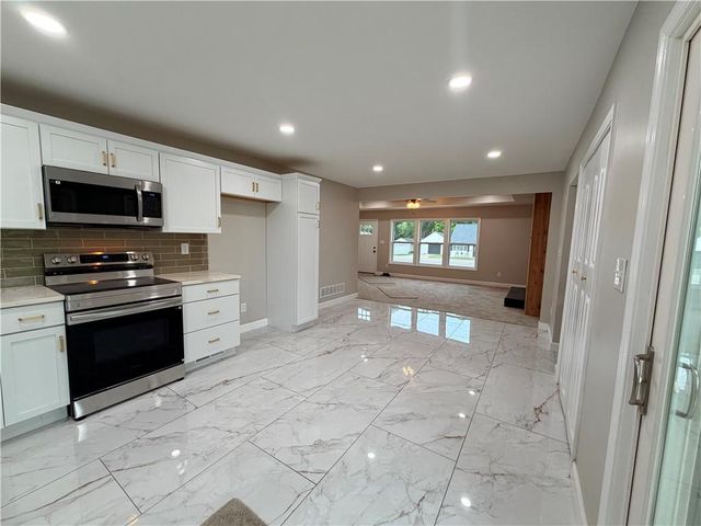 605 NE Douglas Street, Lee's Summit, MO 64063