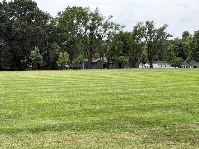 605 NE Douglas Street, Lee's Summit, MO 64063