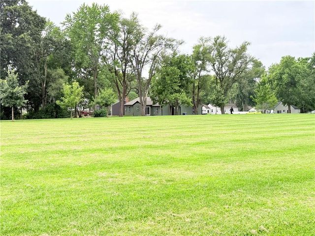 605 NE Douglas Street, Lee's Summit, MO 64063
